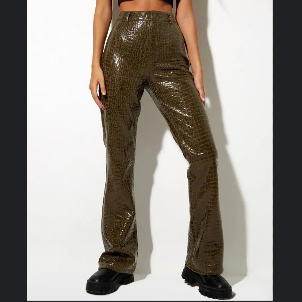 Motel ZOVEN FLARE TROUSER IN CROC PU DIRTY KHAKI Xsmall